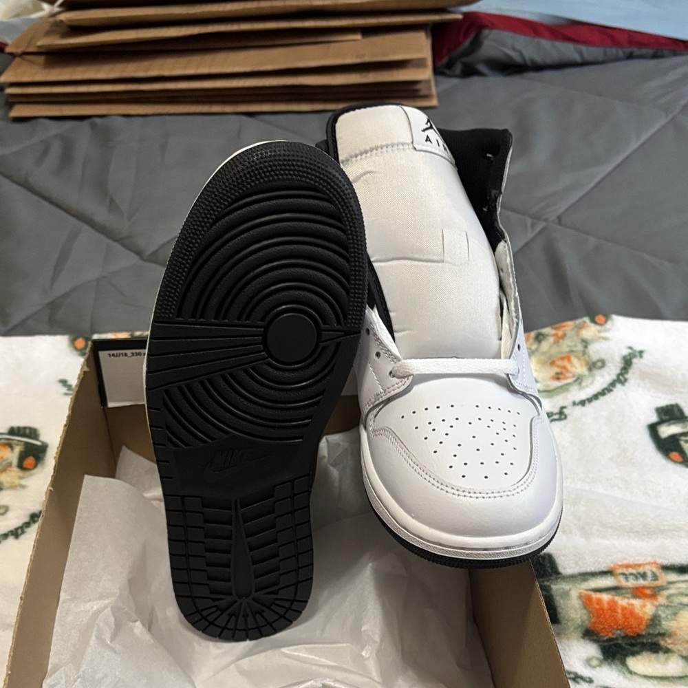 Jordan Men's White and Black High-Top Sneakers, keychains while supplies last - Picture 5 of 6